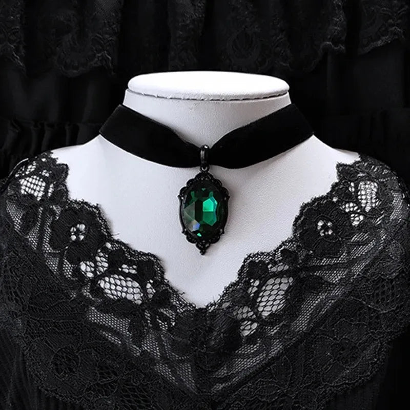 Green Pendant Choker Necklace